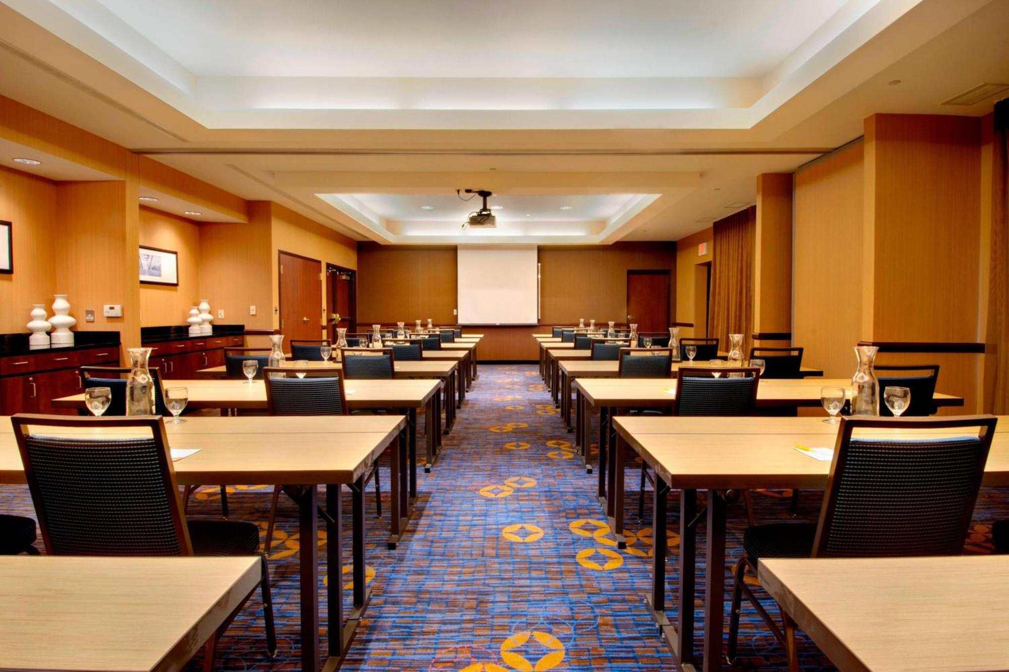Courtyard By Marriott Madison East Hotel Exterior photo